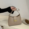 Borsa a spalla hobo in pelle beige con fibbia dorata e design moderno minimalista - Cachi