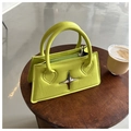 Mini sac carré vert citron avec étoile argentée posé sur une table en bois - Vert