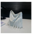 Detalle de bolso hobo de piel blanca granulada con flecos largos y herrajes dorados - Blanco