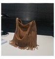 Detalle de bolso tote en cuero marrón caramelo con flecos largos de estilo bohemio - café