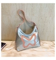 Details der silbernen Metallic-Tasche mit rosa Schmetterlings-Patchwork und Kettendekor - Silber
