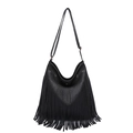 Schwarze Hobo-Tasche aus Leder mit langen Fransen und verstellbarem Riemen auf Weiß - Schwarz
