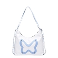 Weiße Schultertasche aus Kunstleder mit hellblauem Schmetterlingspatch und Silbernieten - Weiß (Blauer Schmetterlingsdekor)