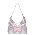 Silberne Metallic-Schultertasche mit rosa Schmetterlingsdesign und Nietendetails - Silber (Rosa Schmetterlingsdekor/Metallic)