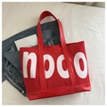 Vista dettagliata della borsa tote rossa grande con scritta noco bianca e manici resistenti - Stile con Grande Stampa di Lettere (noco) / Rosso