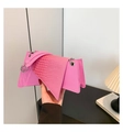 Bolso de hombro rosa con relieve de cocodrilo y cadena plateada forma geométrica - Rosa