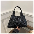 Detalle del bolso shopper acolchado negro con acabado brillante y diseño de rombos - Negro
