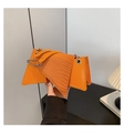 Bolso de hombro geométrico naranja en cuero grabado de cocodrilo con cadena plateada - Naranja