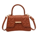 Sac bandoulière marron matelassé avec poignée et boucle dorée sur fond blanc - Marron