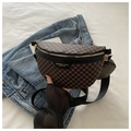 Retro Bauchtasche in Kaffeebraun mit Rundbeutel-Set auf blauem Jeanshintergrund - Schwarz
