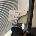 Bolso cuadrado de lona beige con ribete azul marino y correa ancha deportiva - Blanco