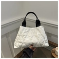 Detalle del bolso tote acolchado blanco con asas negras y acabado brillante - Blanco