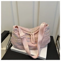Primer plano del bolso hobo rosa con tejido texturizado y bordados ondulados de colores - Rosa