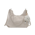 Borsa a mezzaluna bianco crema con catena d'argento e ciondolo a nuvola di peluche - Con Pendente a Nuvola / Bianco