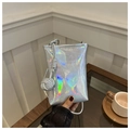 Detailaufnahme der lasersilbernen Hologramm-Handytasche mit gewebtem Kugel-Detail - Mehrfarbig