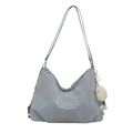 Borsa tote grigio-blu in nylon stropicciato con un simpatico ciondolo a nuvola morbida - Blu con Ciondolo