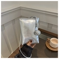 Nahaufnahme der silbernen Handytasche mit Knitteroptik und dekorativen Knoten - Silber