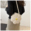 Detail van een witte crossbodytas in madeliefjesvorm met gewatteerde bloembladen en geel hart - Broken Wit