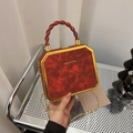 Retro rode marmeren box bag met goudkleurig frame en kettingriem in de hand gehouden - Rood