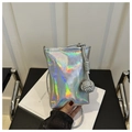 Vista dettagliata di una borsa porta cellulare olografica argento con riflessi laser - Iridescente
