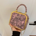 Roze en paarse achthoekige box-tas met goudkleurig metalen frame en handvat - Roze
