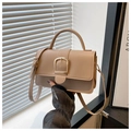 Detalle de bolso bandolera cuadrado beige con hebilla dorada y correa ajustable - Caqui