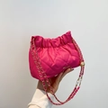 Fuchsia gefaltete Kettenschultertasche aus gestepptem Leder mit goldener Metallkugel - Rosarot
