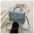 Primer plano detallado del bolso acolchado azul cielo con hebilla de mariposa blanca - Azul