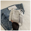 Detailaufnahme des weißen Beutelrucksacks mit Reißverschlüssen und zarten Schleifen - Weiß