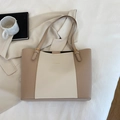 Minimalistische tweekleurige beige lederen draagtas met gouden gesp en tekstprint - Beige en khaki