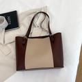 Bruine en beige patchwork leren shopper met gouden details op een witte blazer - Khaki & Bruin
