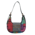 Moderne geometrische Hobo-Tasche mit Farblock-Design und goldener Metallschnalle auf Weiß - Gemustertes Grau