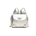 Zilveren mini crossbody tas met metallic strik en geplooide lederen textuur - Zilver / Klein