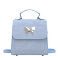 Mini zaino versatile azzurro con elegante accessorio farfalla in argento e texture - Blu