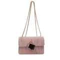Borsa a tracolla ricamata rosa con texture logo FF e motivi colorati a onde vivaci - Rosa