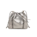 Silberne Metallic-Beuteltasche mit Kettenriemen und Reißverschlüssen auf weißem Grund - Silber