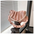 Detalle de bolso nube rosa fruncido con asa de perlas y acabado satinado sobre escultura - Rosa