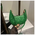 Dettaglio della borsa hobo verde con texture trapuntata e fodera rossa interna - Verde