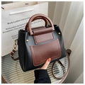Dettaglio della borsa Boston bicolore con manici rotondi e rivetti dorati lucidi - Nero