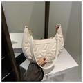 Dettaglio della borsa hobo bianca trapuntata con interno rosso e fibbie dorate lucide - Bianco