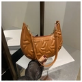 Dettaglio della borsa a mezzaluna marrone con trama geometrica e finiture dorate - Marrone