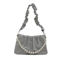 Borsa sottobraccio in pelle plissettata grigio chiaro con catena di perle e tracolla - Argento