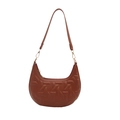Sac à épaule croissant marron caramel avec texture géométrique et détails dorés chics - Brun Caramel