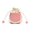 Secchiello intrecciato rosa con manico di perle e fodera con coulisse su sfondo bianco - Rosa