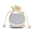 Borsa a secchiello in denim blu con manico di perle e tracolla a catena dorata - Blu