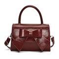 Elegante borsa bordeaux con grande fiocco e finitura in pelle sintetica lucida - Rosso