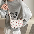 Bolso de media luna en pana blanca con estampado de fresas y correa ancha de hombro - Blanco