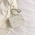 Borsa a tracolla bianca con patta a onde e tracolla a catena metallica argento - Bianco