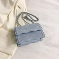 Elegante borsa a tracolla celeste con patta a onde e trama in pelle vintage - Blu