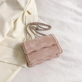 Borsa a tracolla rosa con patta ondulata ed elegante catena in argento - Rosa